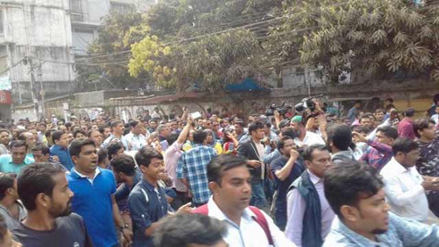 পুলিশ দেখে উটপাখির মিছিল হয়ে গেল নৌকার মিছিল